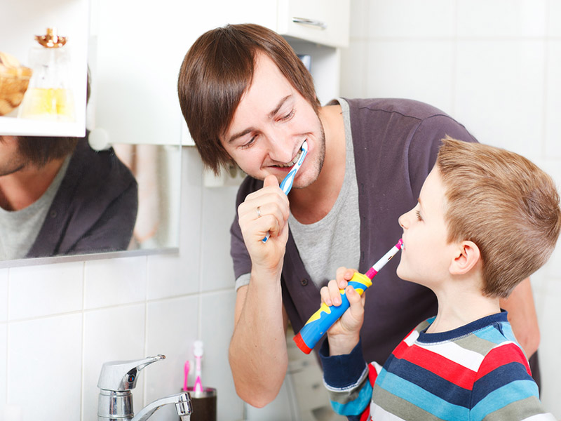 Приучении ребенка к регулярной чистке зубов